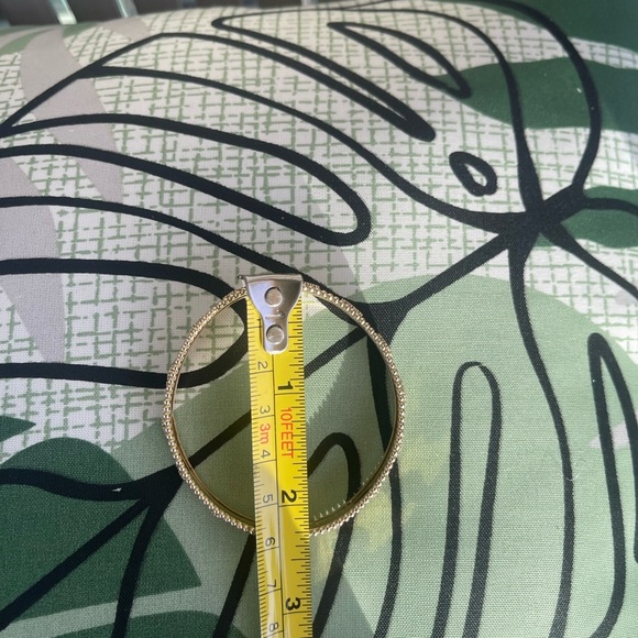 Elegant Gold-Tone Bracelet - Picture 14 of 17